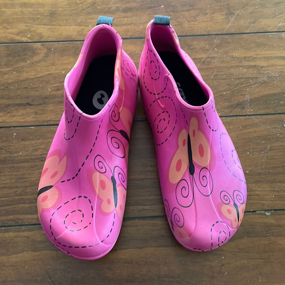 Holeys rubber ankle boots (sz 6)